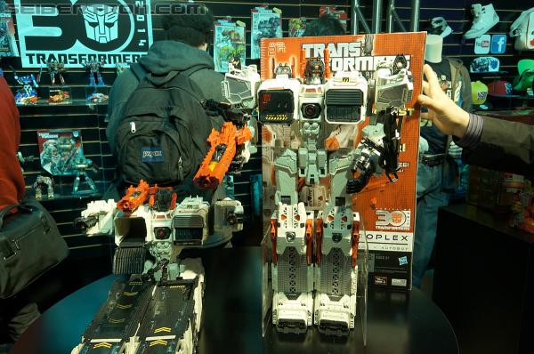 Toy Fair 2013: Transformers Titan Class Metroplex - Transformers Event: DSC02018