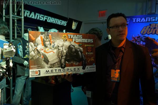 Toy Fair 2013: Transformers Titan Class Metroplex - Transformers Event: DSC02020