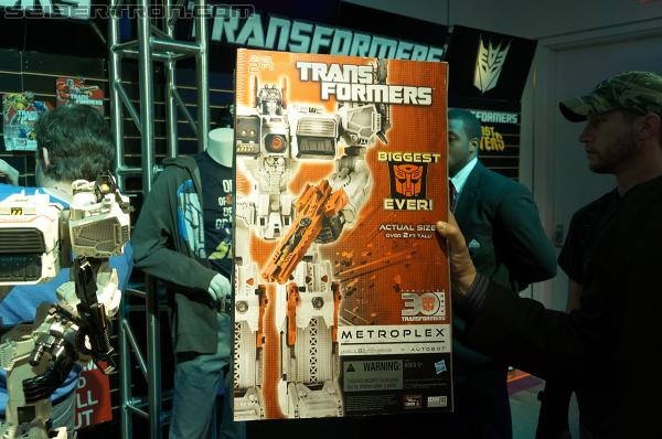 Toy Fair 2013: Transformers Titan Class Metroplex - Transformers Event: DSC02022