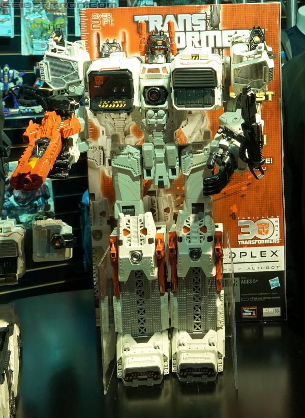 Toy Fair 2013: Transformers Titan Class Metroplex - Transformers Event: DSC02023b