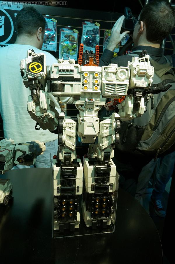 Toy Fair 2013: Transformers Titan Class Metroplex - Transformers Event: DSC02036