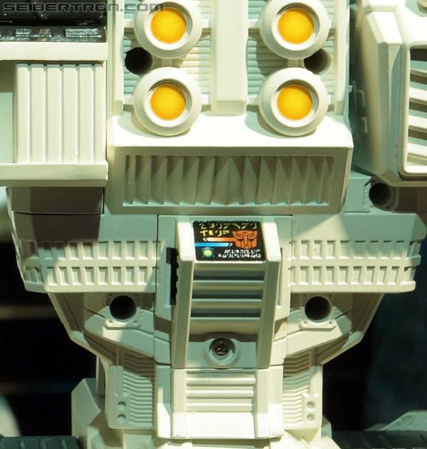 Toy Fair 2013: Transformers Titan Class Metroplex - Transformers Event: DSC02037a