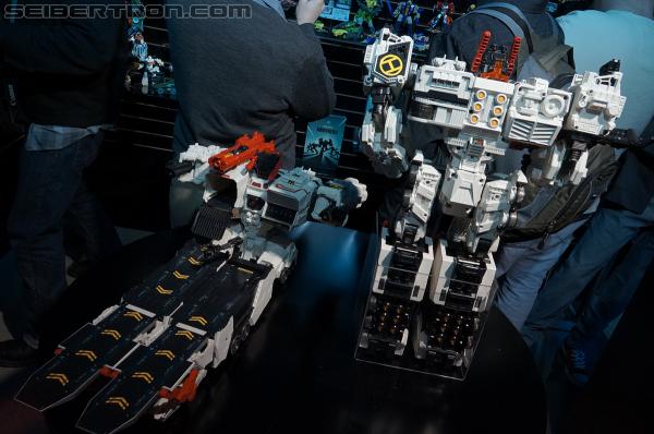 Toy Fair 2013: Transformers Titan Class Metroplex - Transformers Event: DSC02040