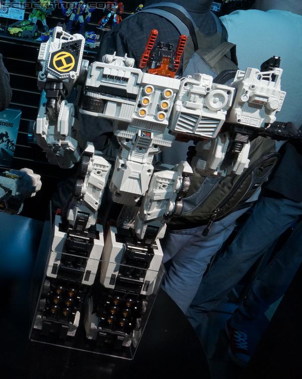 Toy Fair 2013: Transformers Titan Class Metroplex - Transformers Event: DSC02040a