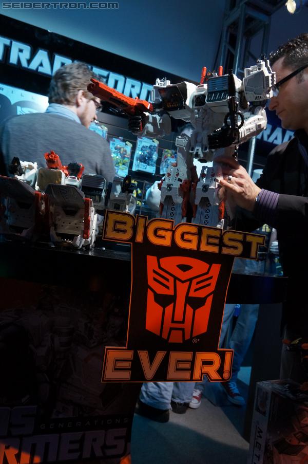 Toy Fair 2013: Transformers Titan Class Metroplex - Transformers Event: DSC02041