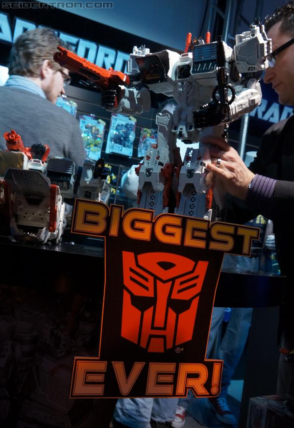 Toy Fair 2013: Transformers Titan Class Metroplex - Transformers Event: DSC02041a