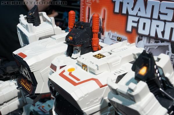 Toy Fair 2013: Transformers Titan Class Metroplex - Transformers Event: DSC02047