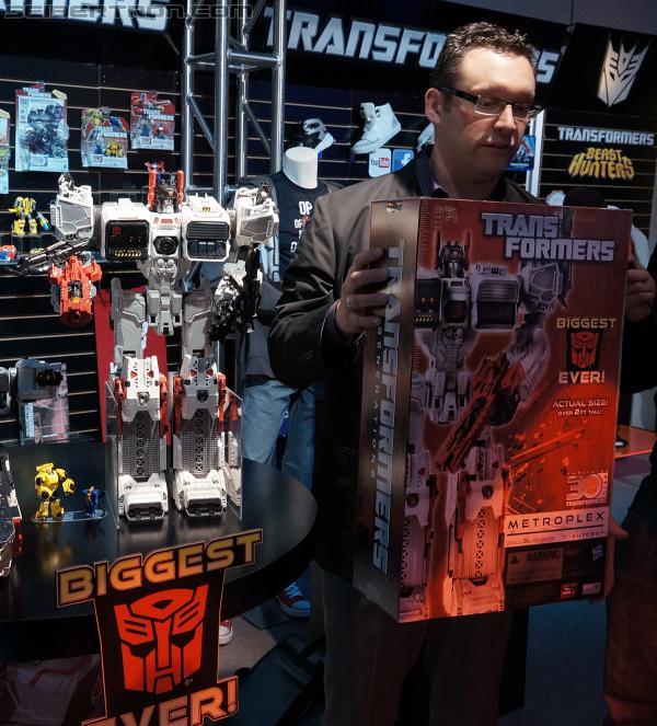 Toy Fair 2013: Transformers Titan Class Metroplex - Transformers Event: DSC02460b