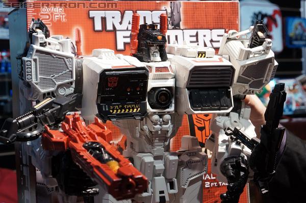 Toy Fair 2013: Transformers Titan Class Metroplex - Transformers Event: DSC02466