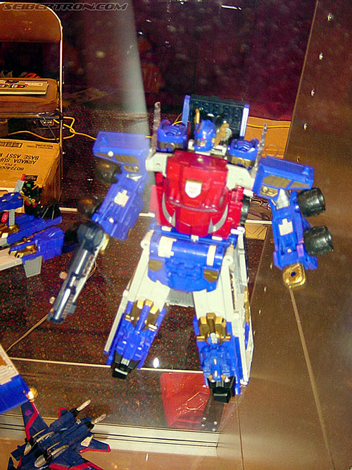 BotCon 2002: Hasbro's Display Table - Transformers Event: Botcon-2002-hasbro001