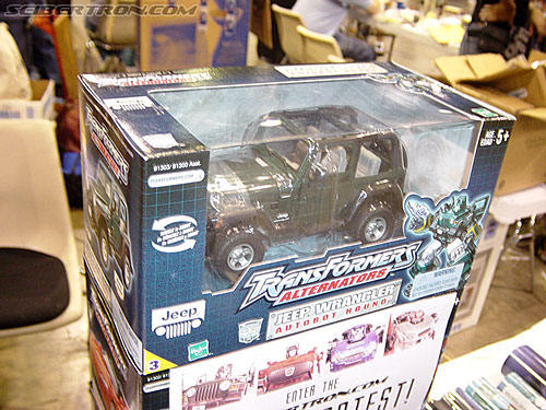 OTFCC 2004: Day 3: Sunday - Transformers Event: While people are hunting for this rare-just-released figure, SEIBERTRON.com is busy preparing to give away the Alternators for free!