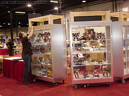 OTFCC 2004: Day 3: Sunday - Transformers Event: Aaron Archer (aka Orson) taking down Hasbro's Transformers display