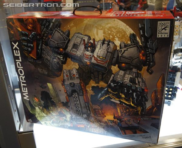 BotCon 2013: Hasbro Display: San Diego Comic-Con 2013 Exclusives - Transformers Event: DSC07178a