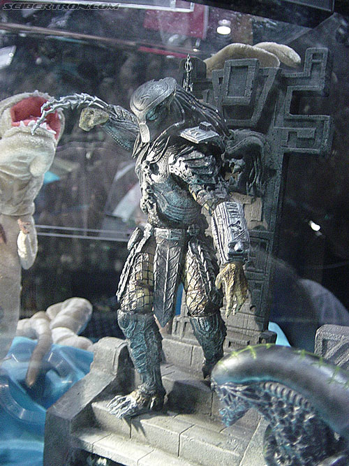 Wizard World 2004 - Transformers Event: Predator statue