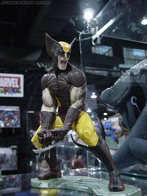 Wizard World 2004 - Transformers Event: Wolverine statue