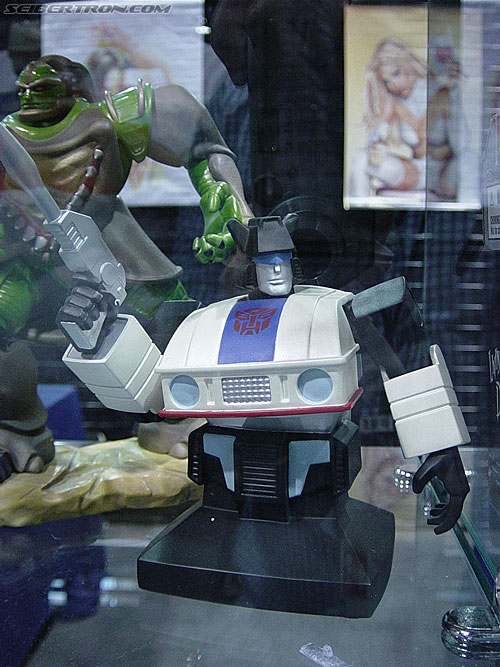 Wizard World 2004 - Transformers Event: Oh yeah! This is a Transformers website, let's get back to that. Here's the Jazz statue from Hard Hero