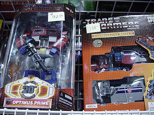 Wizard World 2004 - Transformers Event: Man someone needs to slap these guys around! Look at those prices!!!