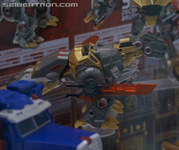 SDCC 2013: Hasbro Display: Masterpieces, Platinum Editions, and Linkin Park Soundwave - Transformers Event: DSC02881a