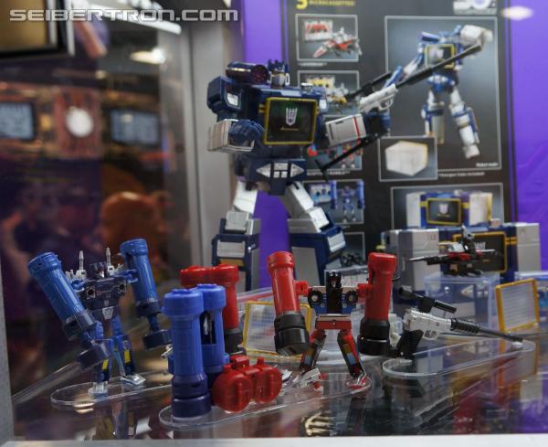 SDCC 2013: Hasbro Display: Masterpieces, Platinum Editions, and Linkin Park Soundwave - Transformers Event: DSC03716a