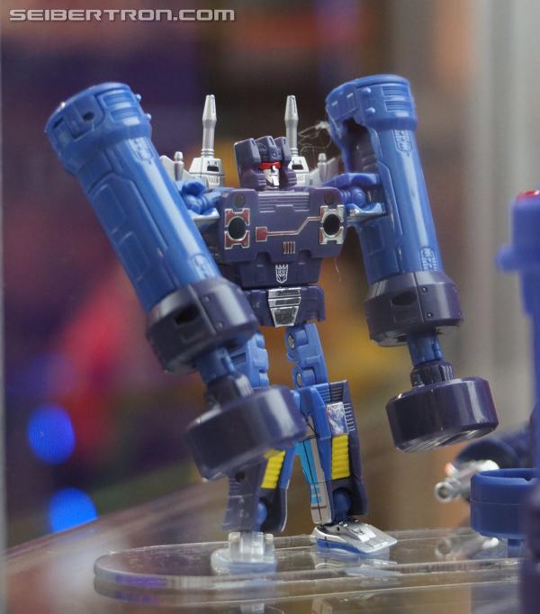 SDCC 2013: Hasbro Display: Masterpieces, Platinum Editions, and Linkin Park Soundwave - Transformers Event: DSC03717a