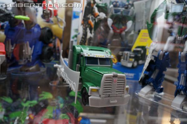 SDCC 2013: Hasbro Display: Beast Hunters Talking Bumblebee and Tracker Optimus Prime - Transformers Event: DSC04355