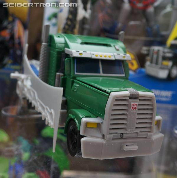 SDCC 2013: Hasbro Display: Beast Hunters Talking Bumblebee and Tracker Optimus Prime - Transformers Event: DSC04355a