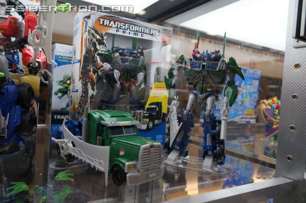 SDCC 2013: Hasbro Display: Beast Hunters Talking Bumblebee and Tracker Optimus Prime - Transformers Event: DSC04356