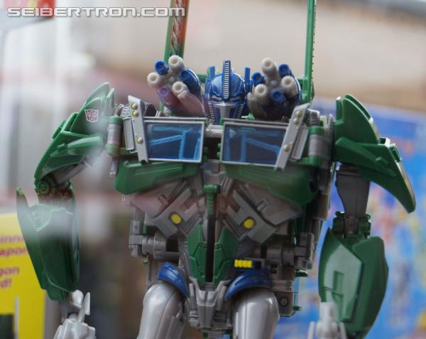 SDCC 2013: Hasbro Display: Beast Hunters Talking Bumblebee and Tracker Optimus Prime - Transformers Event: DSC04357