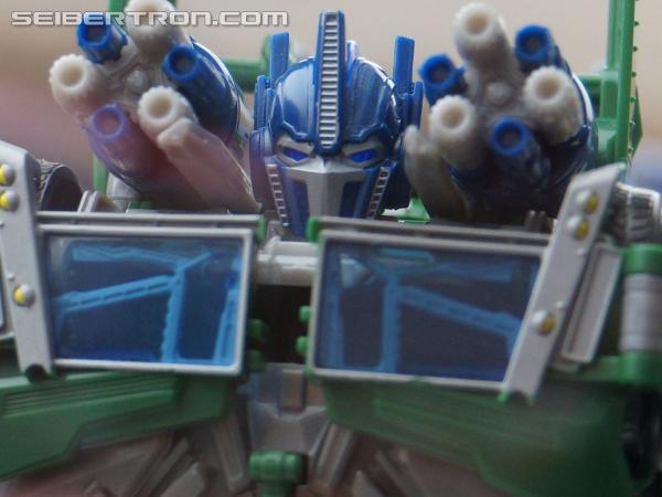 SDCC 2013: Hasbro Display: Beast Hunters Talking Bumblebee and Tracker Optimus Prime - Transformers Event: DSC04357a