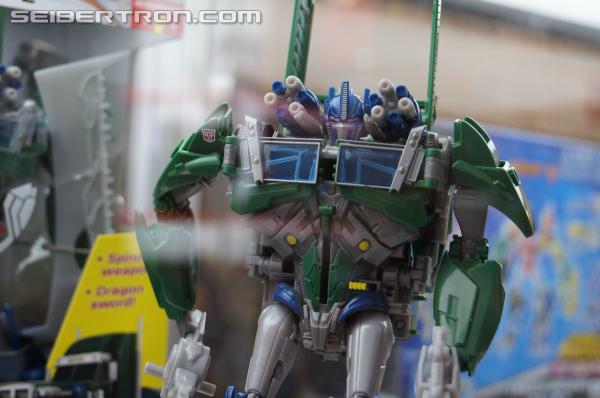 SDCC 2013: Hasbro Display: Beast Hunters Talking Bumblebee and Tracker Optimus Prime - Transformers Event: DSC04359