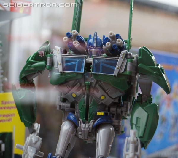SDCC 2013: Hasbro Display: Beast Hunters Talking Bumblebee and Tracker Optimus Prime - Transformers Event: DSC04359a
