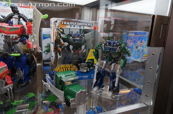 SDCC 2013: Hasbro Display: Beast Hunters Talking Bumblebee and Tracker Optimus Prime - Transformers Event: DSC04361