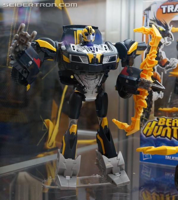 SDCC 2013: Hasbro Display: Beast Hunters Talking Bumblebee and Tracker Optimus Prime - Transformers Event: DSC04368a