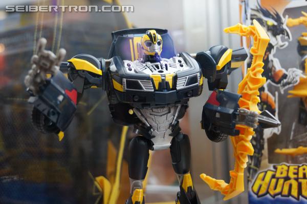 SDCC 2013: Hasbro Display: Beast Hunters Talking Bumblebee and Tracker Optimus Prime - Transformers Event: DSC04369