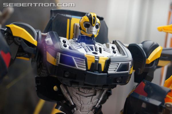 SDCC 2013: Hasbro Display: Beast Hunters Talking Bumblebee and Tracker Optimus Prime - Transformers Event: DSC04372