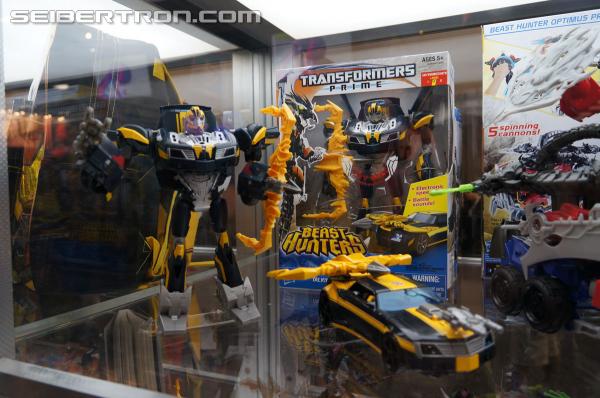 SDCC 2013: Hasbro Display: Beast Hunters Talking Bumblebee and Tracker Optimus Prime - Transformers Event: DSC04374