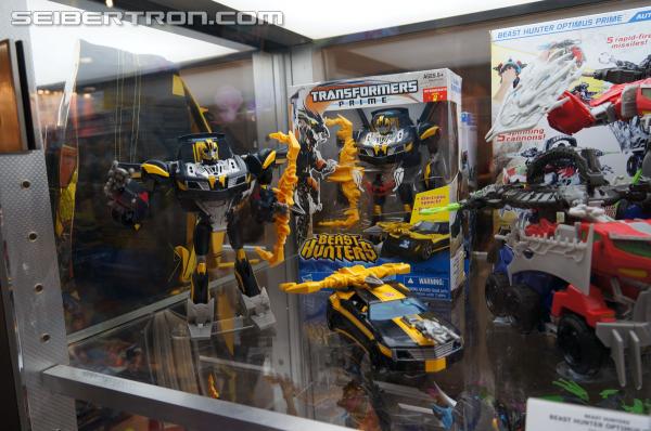 SDCC 2013: Hasbro Display: Beast Hunters Talking Bumblebee and Tracker Optimus Prime - Transformers Event: DSC04375
