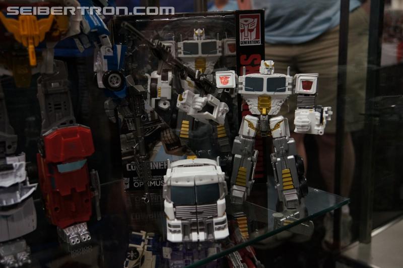BotCon 2015: New Combiner Wars Products from Saturday Brand Panel - Transformers Event: DSC09537