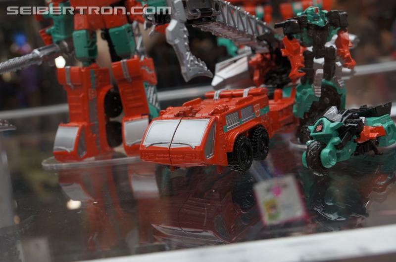 SDCC 2015 - Hasbro Booth: Fan-Built Combiner Wars Victorion