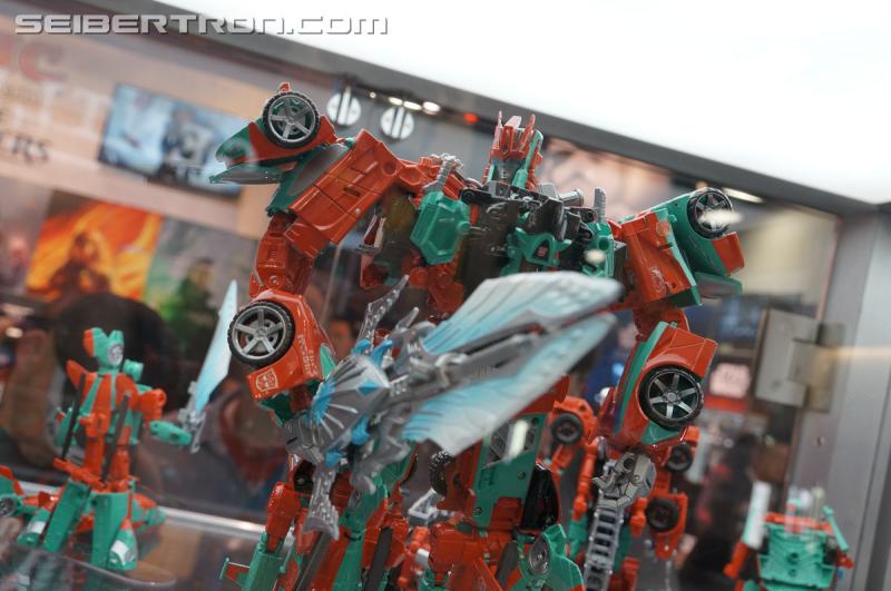 SDCC 2015 - Hasbro Booth: Fan-Built Combiner Wars Victorion