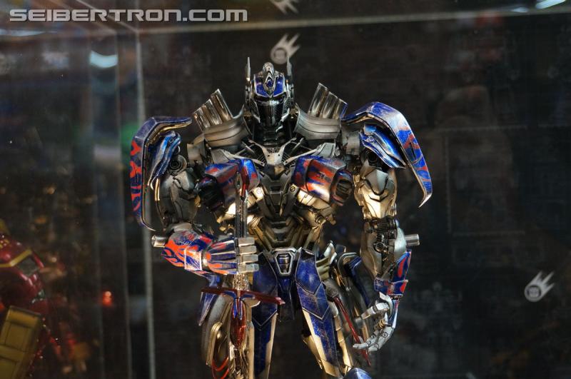 Toy Fair 2016: Kids Logic Devastator & Constructicons and Comicave Studios AOE Optimus Prime & Bumblebee - Transformers Event: Comicave Aoe Optimus Prime+bumblebee 005