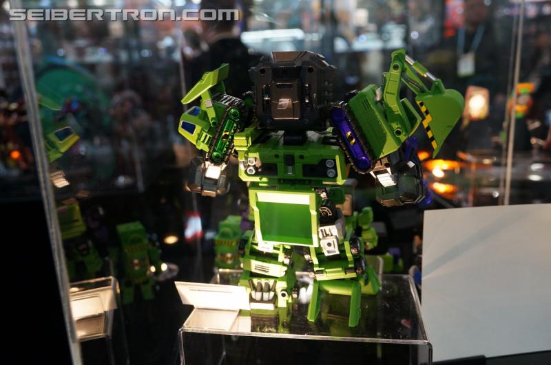 Toy Fair 2016 - Kids Logic Devastator & Constructicons and Comicave Studios AOE Optimus Prime & Bumblebee