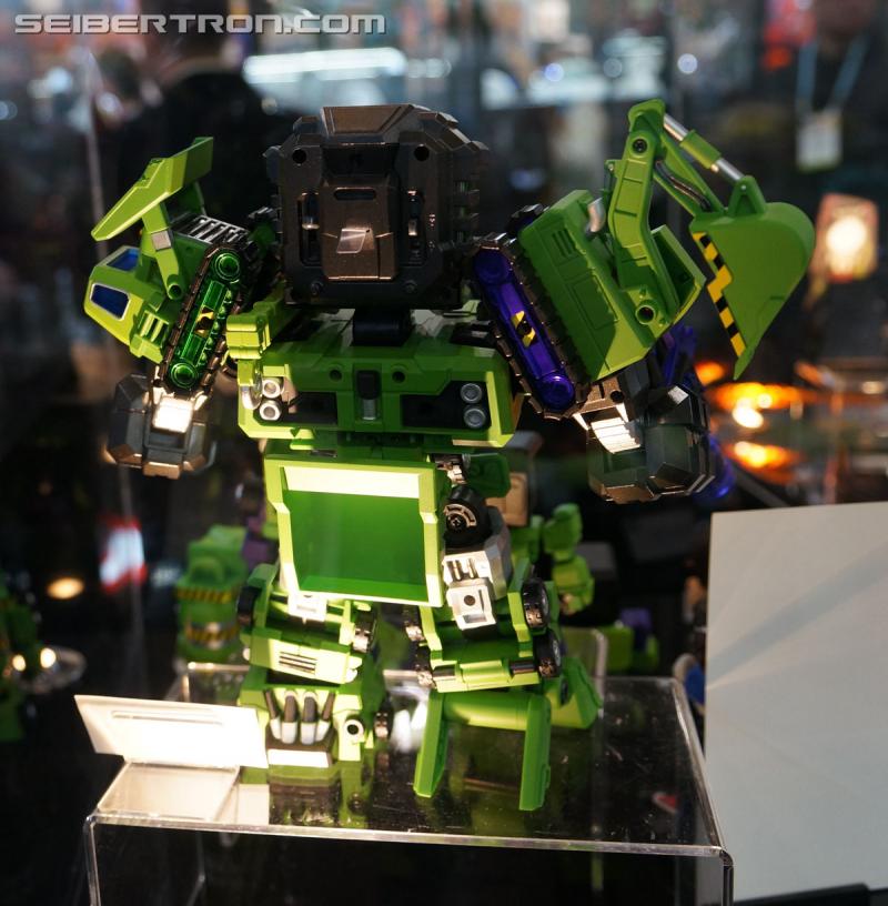 Toy Fair 2016: Kids Logic Devastator & Constructicons and Comicave Studios AOE Optimus Prime & Bumblebee - Transformers Event: Kids Logic Devastator+constructicons 034