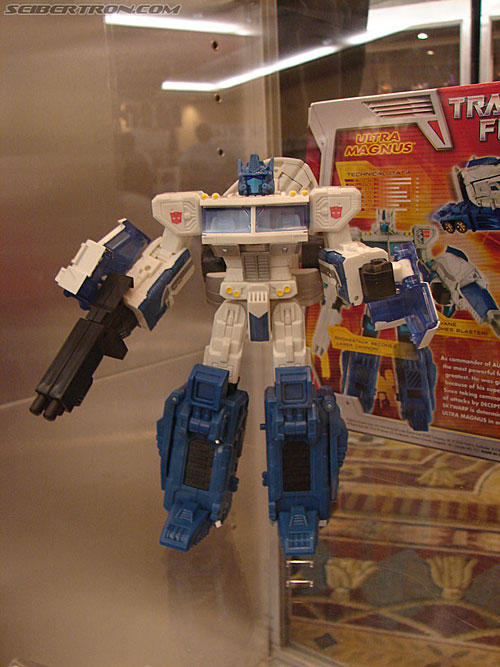 BotCon 2006: Hasbro's Toy Display Cases - Transformers Event: