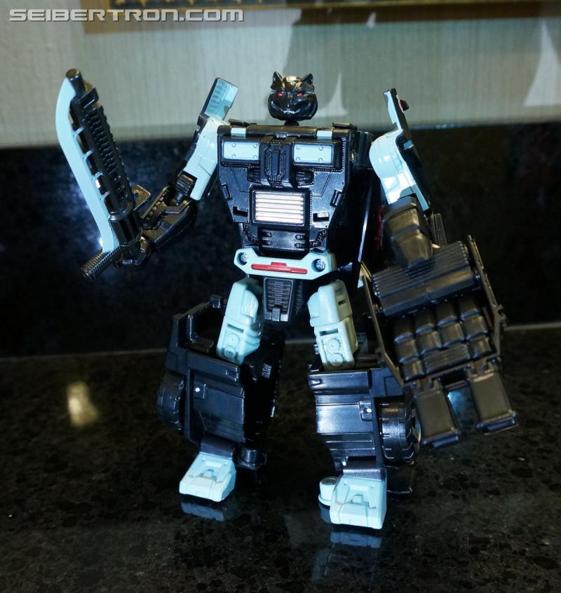 Botcon 2016 - Dawn of the Predacus Box Set plus Attendee figure