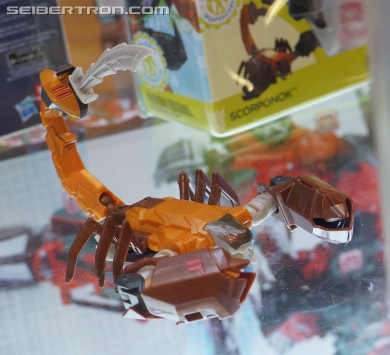 Botcon 2016: Hasbro Display: Robots In Disguise - Transformers Event: Robots In Disguise 086a