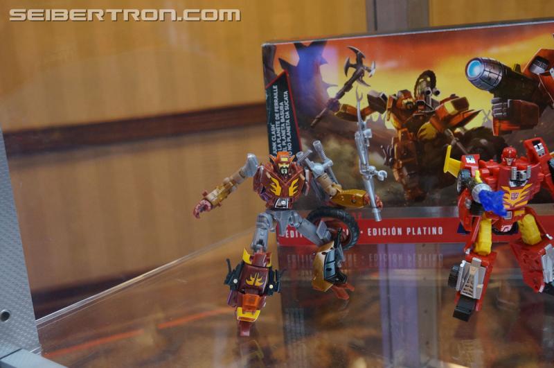 Botcon 2016: Hasbro Display: Platinum Edition Movie 30th Anniversary - Transformers Event: Platinum Edition 005