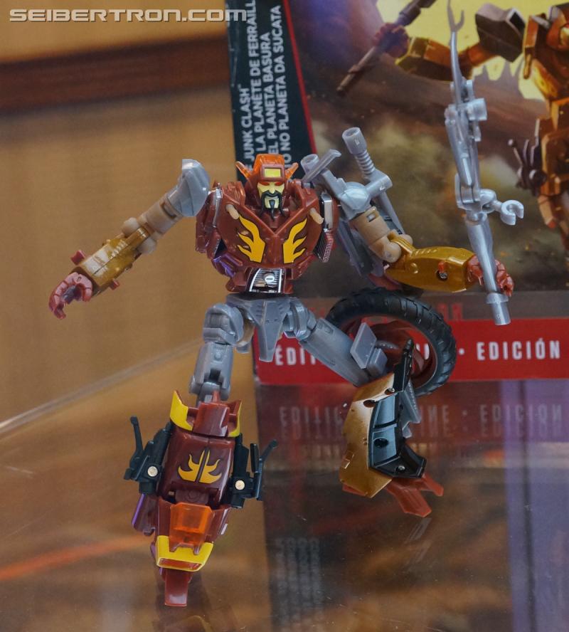 Botcon 2016: Hasbro Display: Platinum Edition Movie 30th Anniversary - Transformers Event: Platinum Edition 005b