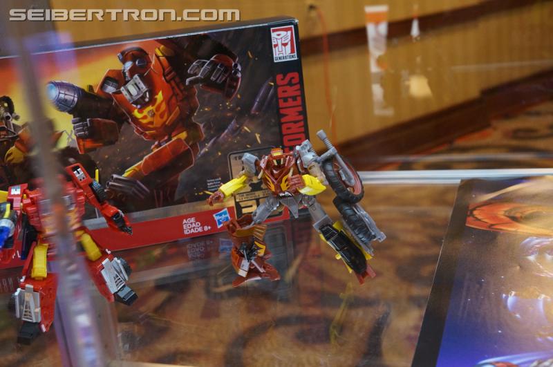 Botcon 2016: Hasbro Display: Platinum Edition Movie 30th Anniversary - Transformers Event: Platinum Edition 006