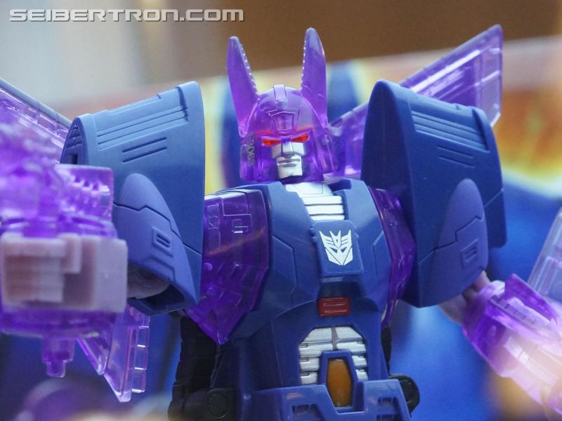 Botcon 2016: Hasbro Display: Platinum Edition Movie 30th Anniversary - Transformers Event: Platinum Edition 010b